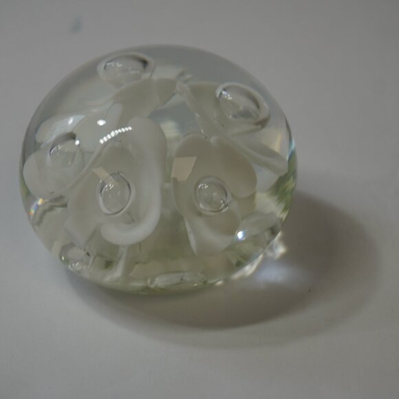 Beautiful Joe St Clair White Floral Hand Blown Bullicante Art Glass Paperweight - Picture 3 of 3